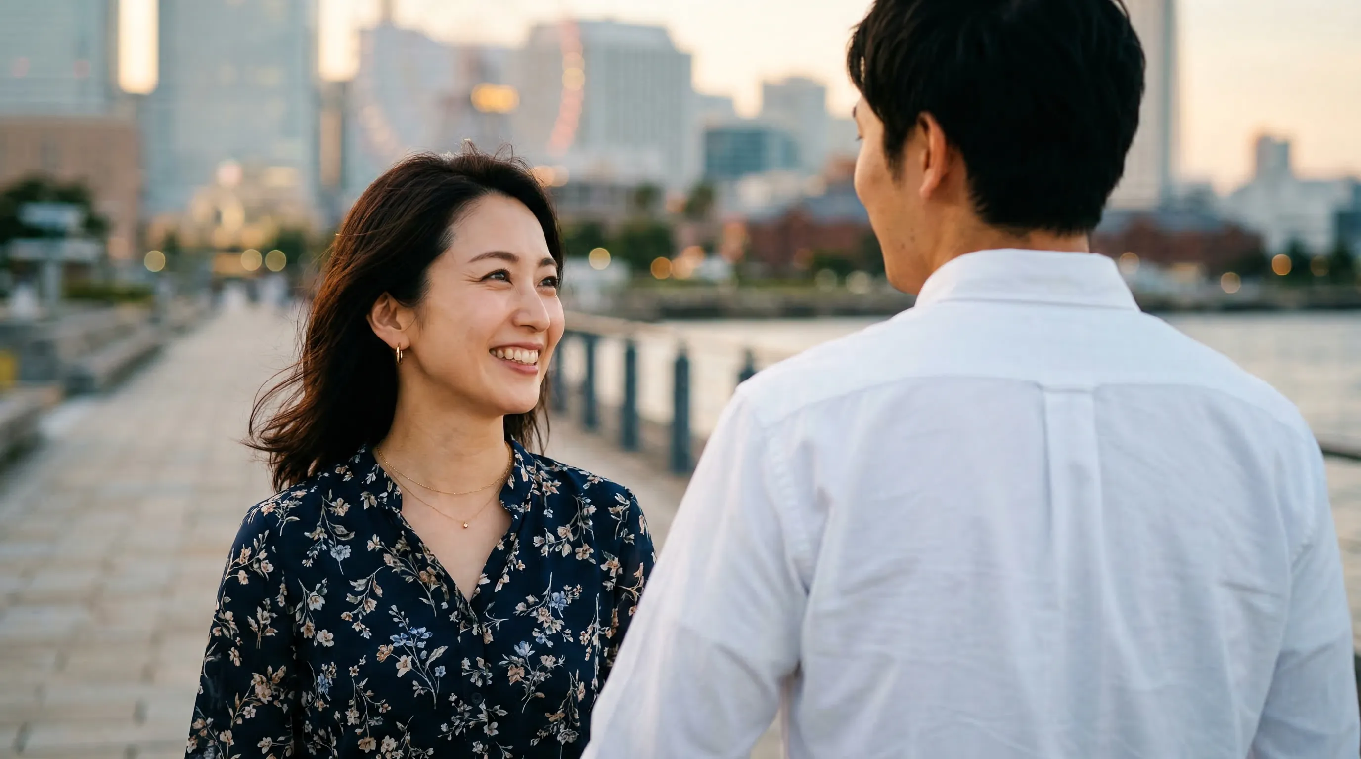 夕暮れの街で語らう二人